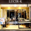心と心をつなぐジュエリーをあなたの手に。想いを込めた贈り物は信頼ある「LUCIR-K（ルシル・ケイ）」へどうぞ。