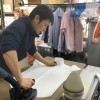 満足いく仕上がりと着心地抜群!水洗いとドライクリーニングを融合させた独自の技術で衣類の汚れを徹底除去。 満足いく仕上がりと着心地抜群!水洗いとドライクリーニングを融合させた独自の技術で衣類の汚れを徹底除去。